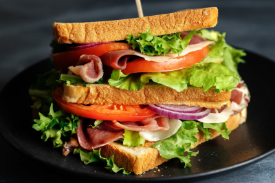 Leckerer veganer Salat mit Falafel